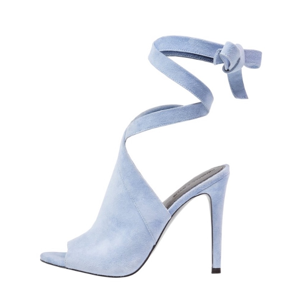 BLUE HEELS